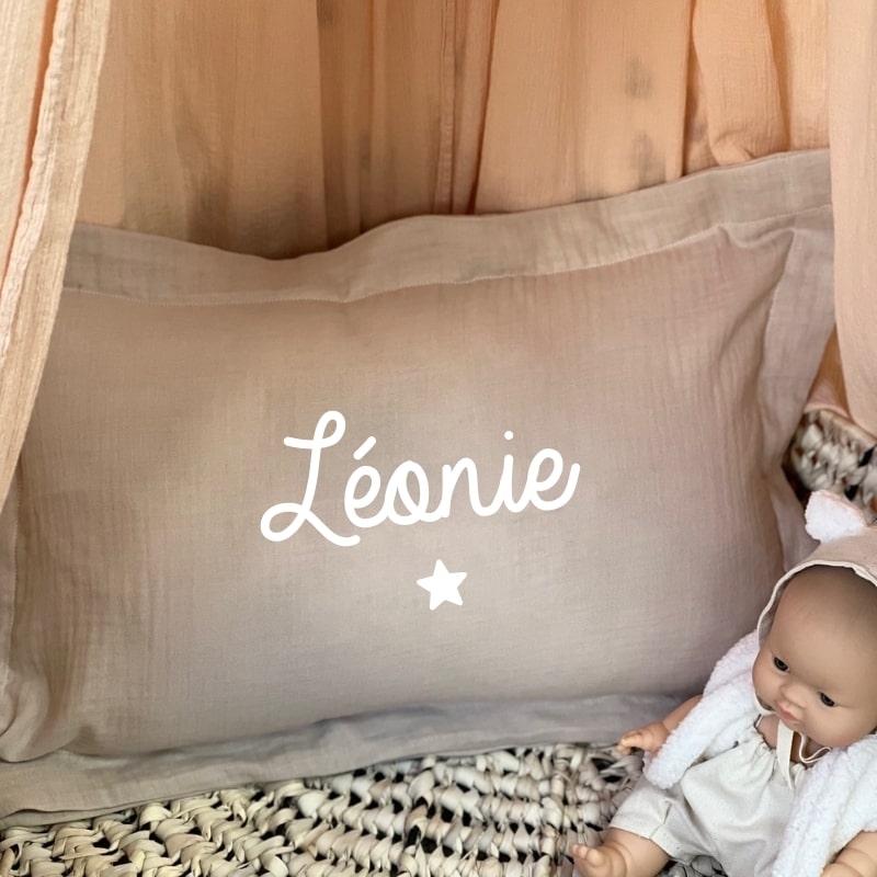 Coussin de naissance personnalisé, évitez les échanges en crêche